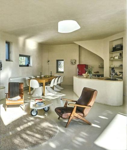 a large living room with chairs and a table at Villa Vendicari in Casa Maccari