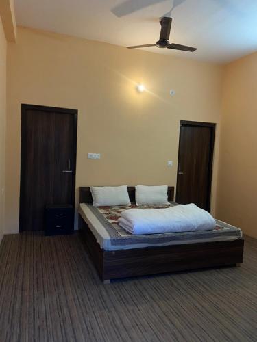 1 dormitorio con 1 cama y ventilador de techo en Chirag Homestay Kainchi, en Nainital