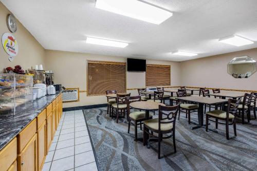 un ristorante con tavoli e sedie in una stanza di Super 8 by Wyndham Valentine NE a Valentine