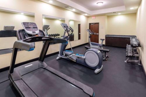 a gym with cardio equipment in a hotel room at La Quinta Inn & Suites by Wyndham Durant in Durant