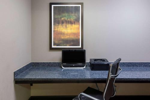 a desk with a laptop computer on top of it at La Quinta Inn & Suites by Wyndham Durant in Durant