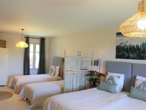 Postel nebo postele na pokoji v ubytování Spacious holiday home in Bagnols en For t with pool
