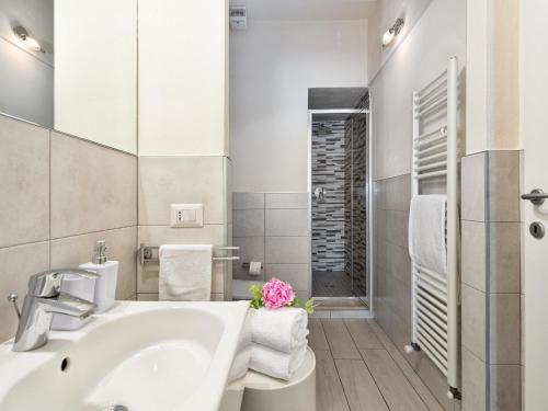 ein Bad mit einem Waschbecken und einer Dusche in der Unterkunft Stunning Apartment in the Heart of Florence in Florenz