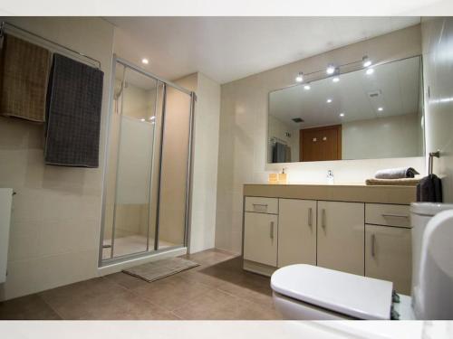 a bathroom with a shower and a toilet and a sink at Apartamento céntrico y acogedor en Sitges in Sitges
