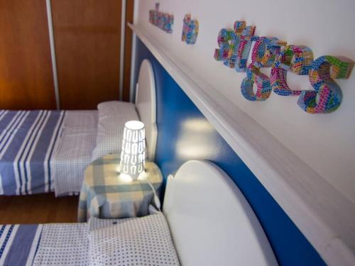 a childs bedroom with a bed and a crib at Apartamento céntrico y acogedor en Sitges in Sitges