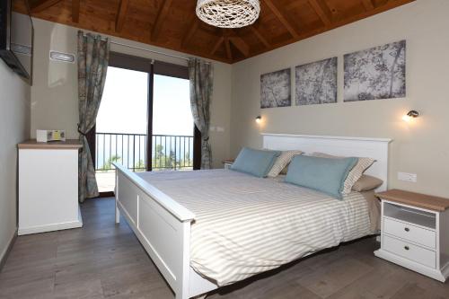 una camera da letto con un letto con una grande finestra di Casa Rural Pastor a Tijarafe