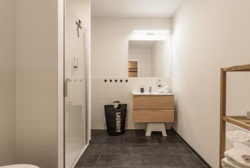 a bathroom with a sink and a shower at APSTAY Eggenberg I Self Check-in I Parking option in Graz