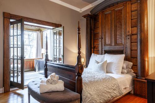 1 dormitorio con 1 cama, 1 silla y 1 ventana en Henry House - Lake Suite - An Arrivals Stay, en Stratford