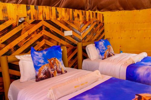 - une chambre avec 2 lits avec des tigres dans l'établissement Amanya Camp 1 Double -Bed Tiger in Amboseli, à Amboseli
