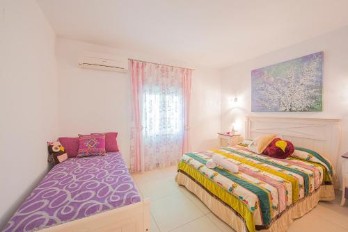 1 dormitorio con 2 camas y ventana en Villa Castillo - PlusHolidays, en Benissa