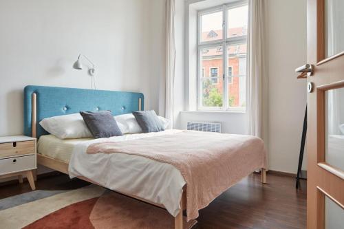 Postel nebo postele na pokoji v ubytování Modern Flat in Old Town by Prague Days