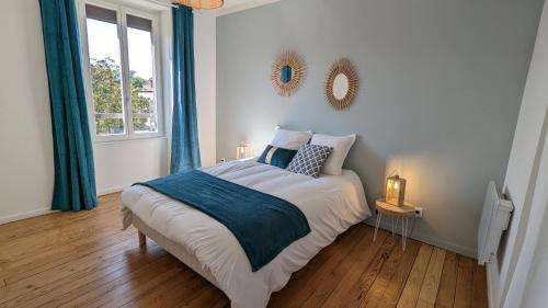 a bedroom with a bed with blue curtains and a window at Le Cosy & Reposant, 3 étoiles, 6p, 7 min Océan & Plage, in Soustons