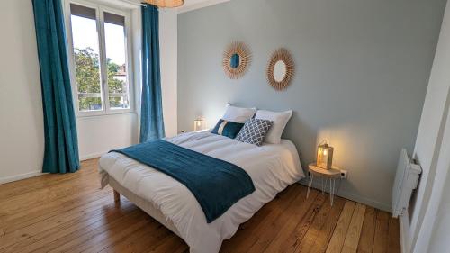 - une chambre avec un lit doté de rideaux bleus et d'une fenêtre dans l'établissement Le Cosy & Reposant, 3 étoiles, 6p, 7 min Océan & Plage,, à Soustons