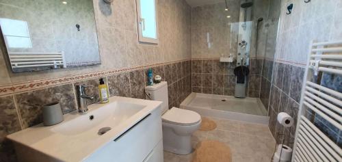 a bathroom with a sink and a toilet and a tub at Chezshells GR34 - Telgruc Gite in Telgruc-sur-Mer