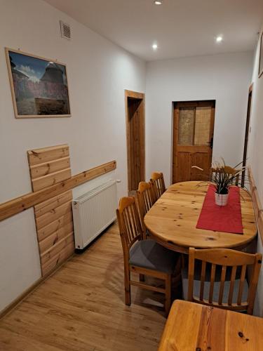 uma sala de jantar com uma mesa de madeira e cadeiras em Wiking em Szklarska Poręba