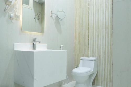 واحة سويت للشقق الفندقية في الخرج: حمام أبيض مع حوض ومرحاض