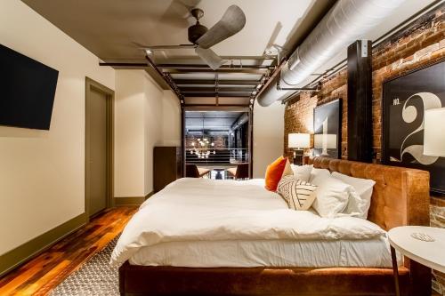 מיטה או מיטות בחדר ב-Tasteful Loft