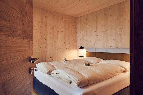 Ein Bett oder Betten in einem Zimmer der Unterkunft Kittenberger Chalets am Gartensee