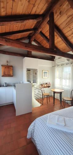 Cette chambre comprend un lit, une cuisine et une table. dans l'établissement Altana Sul Tetto, à Bologne