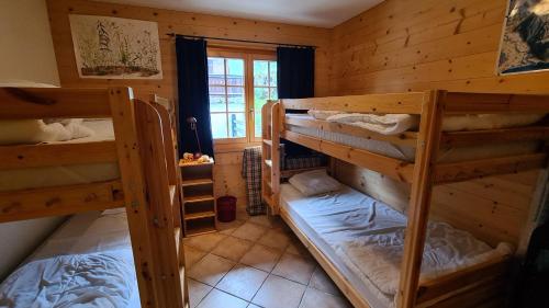 - une chambre avec 3 lits superposés dans une cabine dans l'établissement Pinson 17, à Champoussin