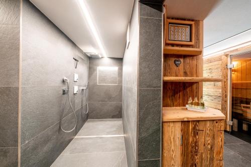 uma casa de banho com um chuveiro e um lavatório. em Sonnentalhof em Itter