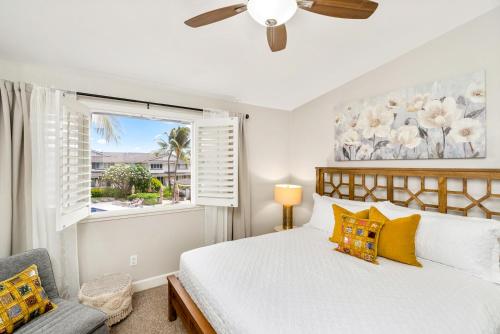 um quarto com uma cama e uma janela em Bali Villa at Ko Olina 30 plus Night Rental em Kapolei