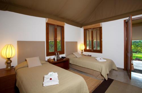 A bed or beds in a room at Shreyas Retreat