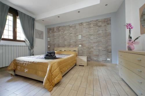 羅馬的住宿－Vatican Flat Cozy Court，一间卧室设有一张床和砖墙