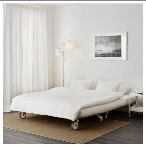 Lisbon, 3 bedroom apartment in Amora , 15 min from the beach في أمورا: غرفة نوم بيضاء مع سرير كبير وطاولة