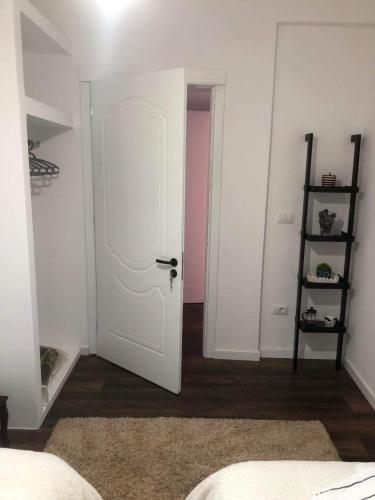 une pièce avec une porte blanche et une étagère dans l'établissement Noah's Boutique - Apart-Hotel in Korce, à Korçë