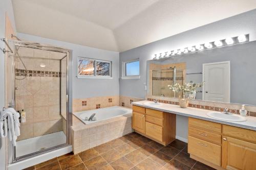 La salle de bains est pourvue d'une baignoire, d'un lavabo et d'une douche. dans l'établissement Family-friendly Home on Boyd Lake, Gorgeous Views!, à Loveland