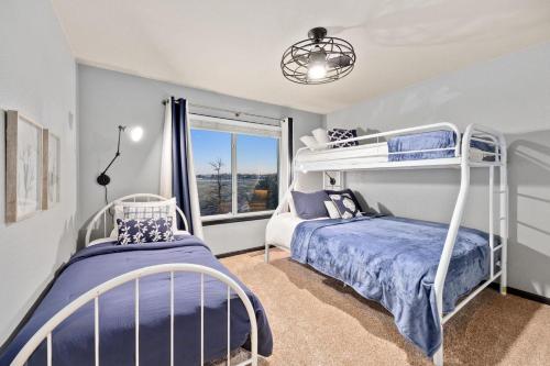 1 dormitorio con 2 literas y ventana en Family-friendly Home on Boyd Lake, Gorgeous Views!, en Loveland