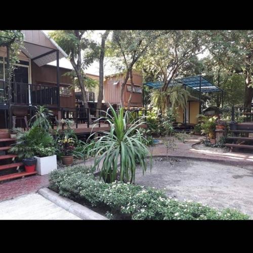 Taman di luar Khum Charoen Homestay