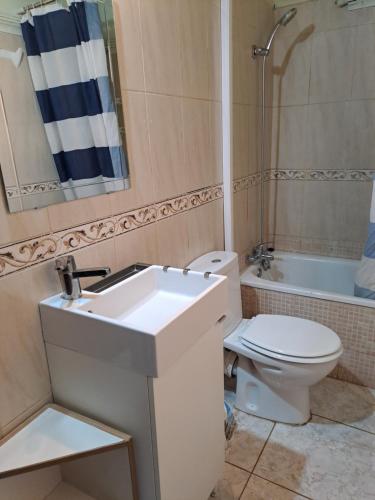 ein Badezimmer mit einem weißen Waschbecken und einem WC in der Unterkunft Primavera appartement tot 7 personen in Arona