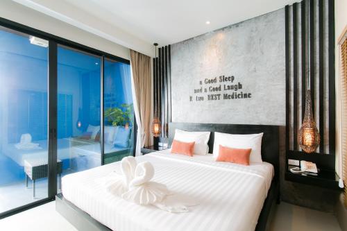 Łóżko lub łóżka w pokoju w obiekcie The House Patong