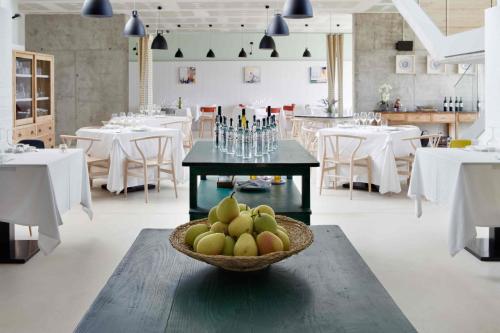Hotel-Bodega Finca de Los Arandinos في Entrena: صحن فاكهة على طاولة في مطعم
