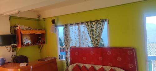 タワンにあるHotel Mon Valleyの緑の部屋(窓、赤い椅子付)