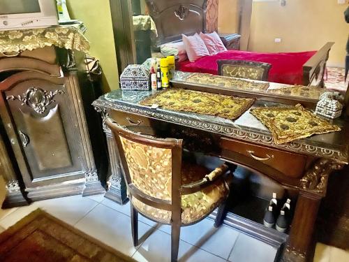 Flip apartment في القاهرة: طاولة مزخرفة مع كرسي أمام مرآة