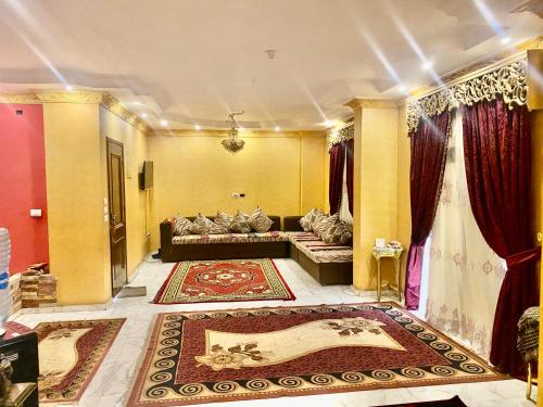 Flip apartment في القاهرة: غرفة معيشة مع أريكة وسجادة