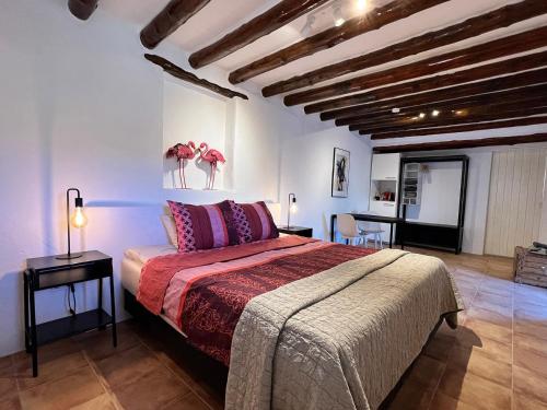 een slaapkamer met een bed en een tafel in een kamer bij Finca Zayas Casa Rural & Guest Suites in Periana