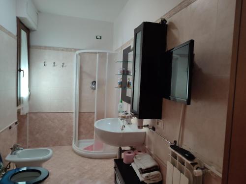 a bathroom with a white sink and a shower at Appartamento di Durante Achille trilocale di 80 mq in Arezzo