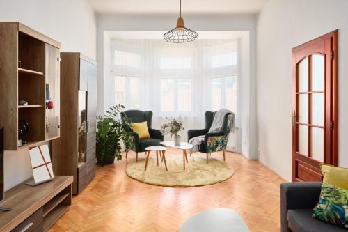 - un salon avec deux chaises et une table dans l'établissement Spacious Apartment in Karlín by Prague Days, à Prague