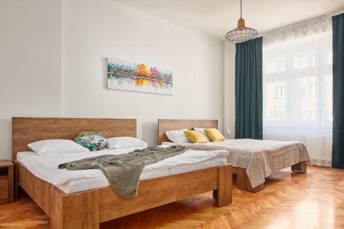 - une chambre avec 2 lits et une fenêtre dans l'établissement Spacious Apartment in Karlín by Prague Days, à Prague