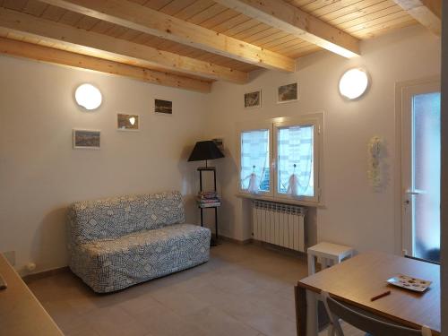 - un salon avec une chaise et une fenêtre dans l'établissement La casa di Francesco, à Marina di Pisa