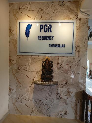 een bord voor de ptrfreservation thimlichter op een marmeren muur bij PGR Thirunallar in Kāraikāl