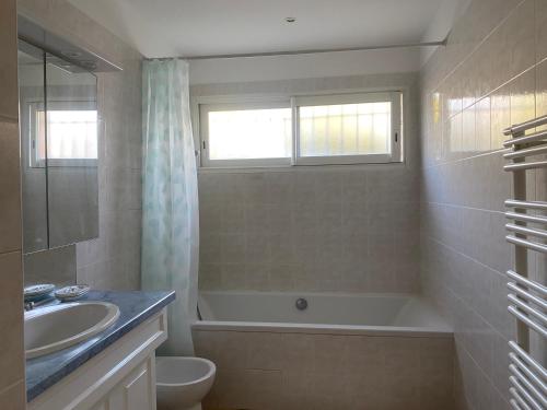 une salle de bain avec une baignoire, un lavabo et des toilettes dans l'établissement ORION, à Bandol