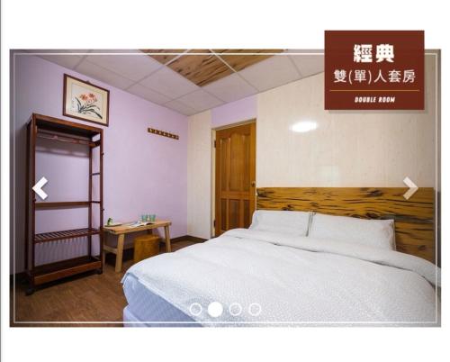 玉里鎮にあるJia Jia Homestayの木製のヘッドボードが付いたベッドのある寝室