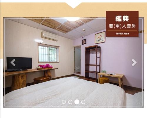 玉里鎮にあるJia Jia Homestayのベッドとパソコン付きの机がある寝室