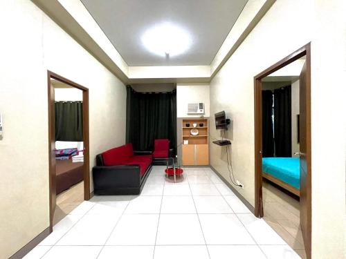 Un lugar para sentarse en Lovely 2 Bed Room condo infront of NAIA Terminal 3