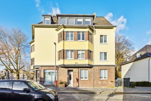 a yellow house with a car parked in front of it at Mark 51-7 - Workplace - Netflix - Washer Dryer - Modern Design in Bochum